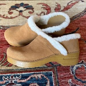 Dansko Professional Tan Suede Shearling Lined Clogs NWOT